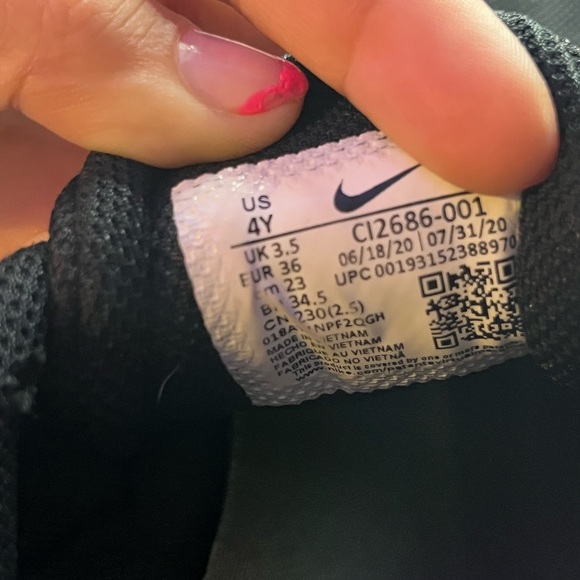 Girls Nike running shoes - Picture 4 of 6